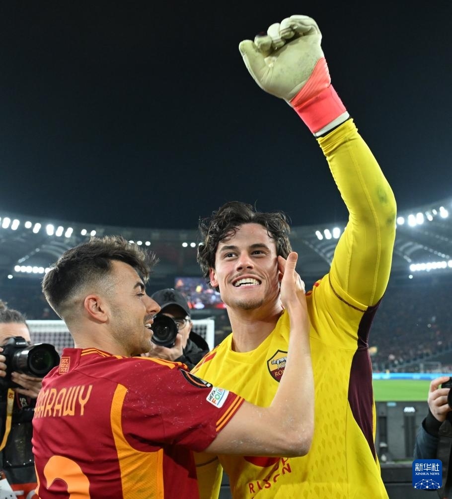 赛前费耶诺德备战亚冠，复出首秀细节曝光，媒体盛赞，临场指挥获称赞(安本纳尔卡斯塔诺)