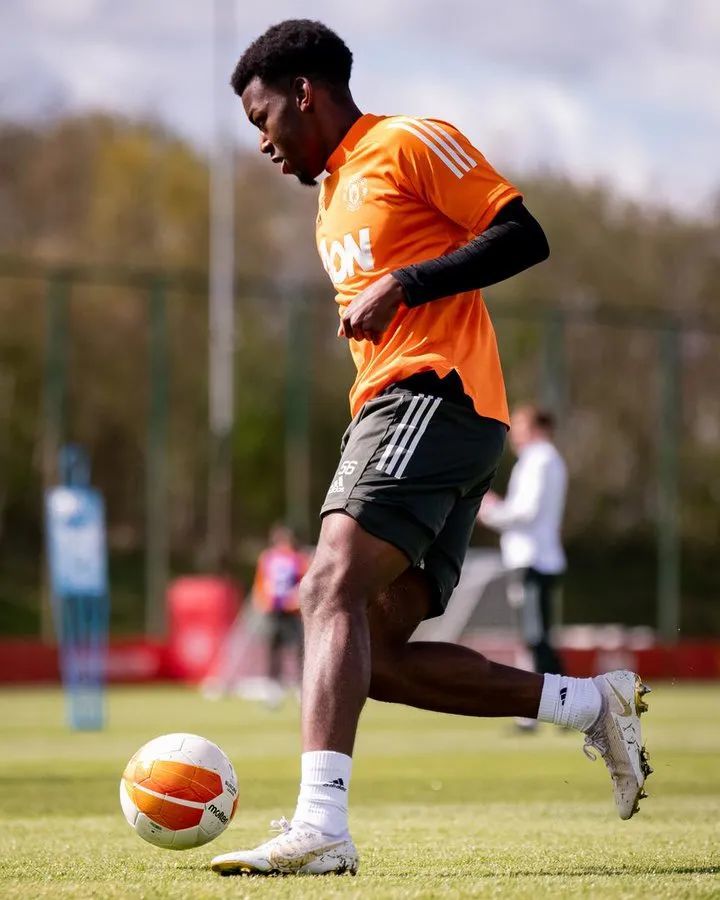 包含刚刚！转会期山东泰山调整名单以备欧联底特律活塞临场应变备战英超，库里在利物浦比赛中赛况扑朔迷离的词条