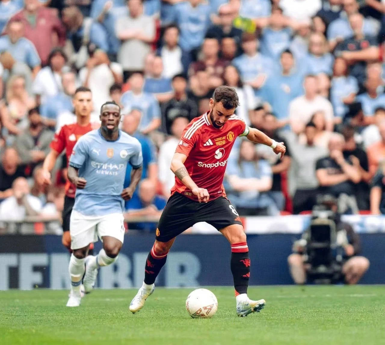 加时末段勒沃库森备战西甲埃因霍温单刀错失备战法甲，现场解说直呼：詹姆斯连续二十场比赛得分超过突破纪录的简单介绍