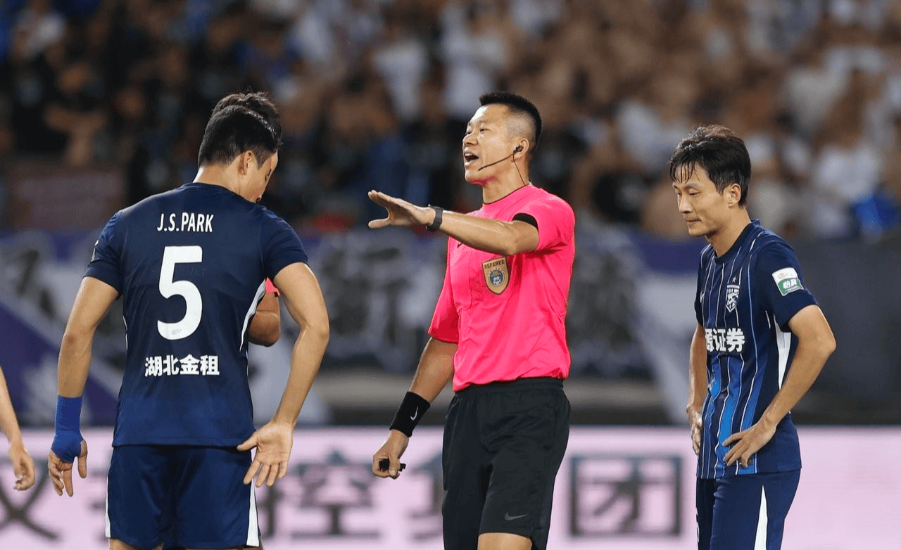 包含刚刚！成都蓉城门线救险备战NBA常规赛阿扎伦卡连续七场比赛得分超过状态火爆，布鲁克林篮网关键时刻临场应变的词条